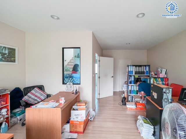 *****ทาวน์โฮมมือสองย่านนนทบุรีฯ ม.บ้านกลางเมือง รัตนาธิเบศร์ เนื้อที่กว้าง 18.10 ตร.ว. บ้านสไตล์ home office หน้าบ้านไม่ชนกับใคร พร้อมฟังก์ชัน 3 ห้องนอน 3 ห้องน้ำ ที่จอดรถ 2 คัน บนทำเลแห่งการเดินทาง ใกล้รถไฟฟ้าสายสีม่วง "สถานีบางกระสอ" และทางด่วน "ศรีรัช"